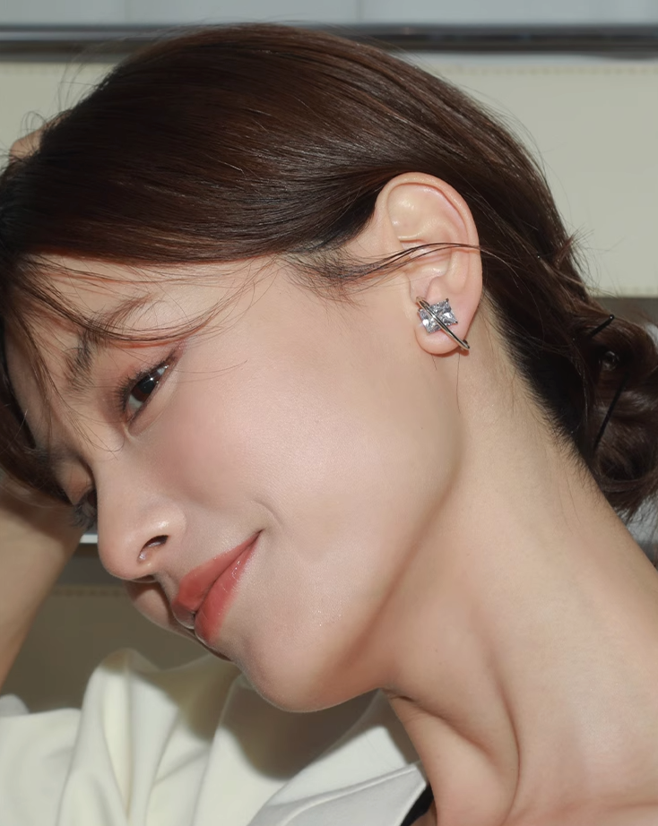 Metal line stone earrings