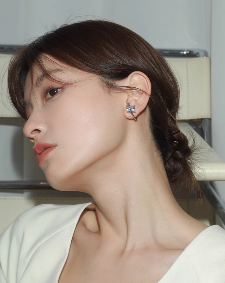 Metal line stone earrings