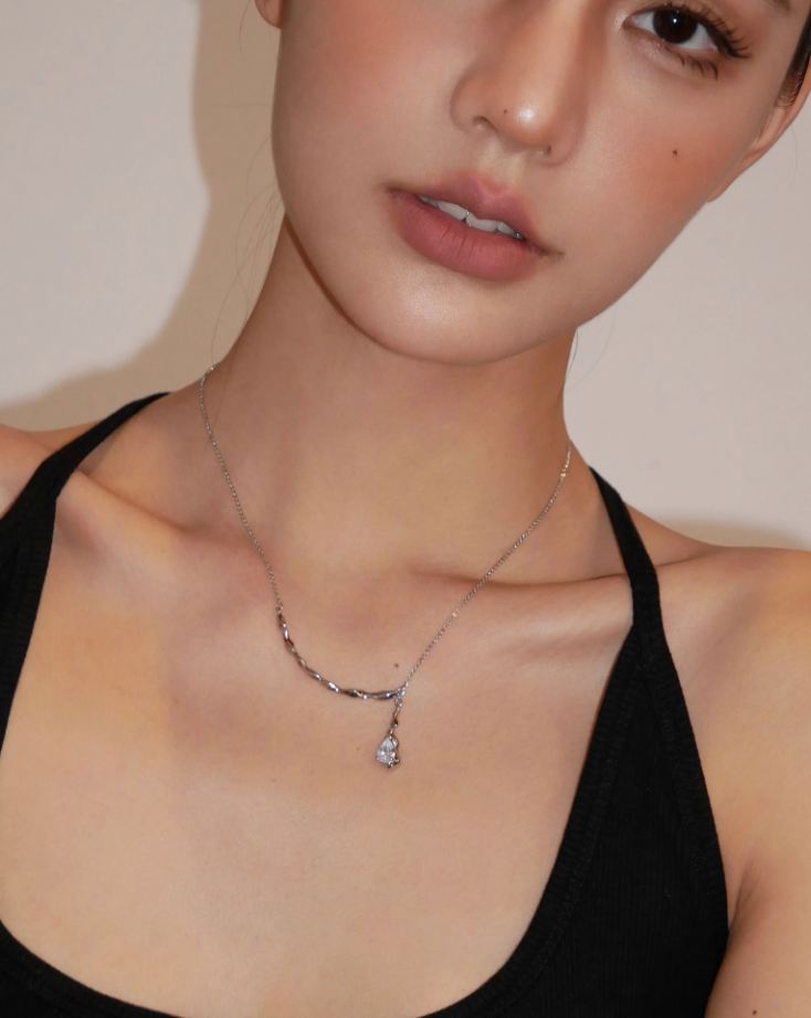 Teardrop silver necklace