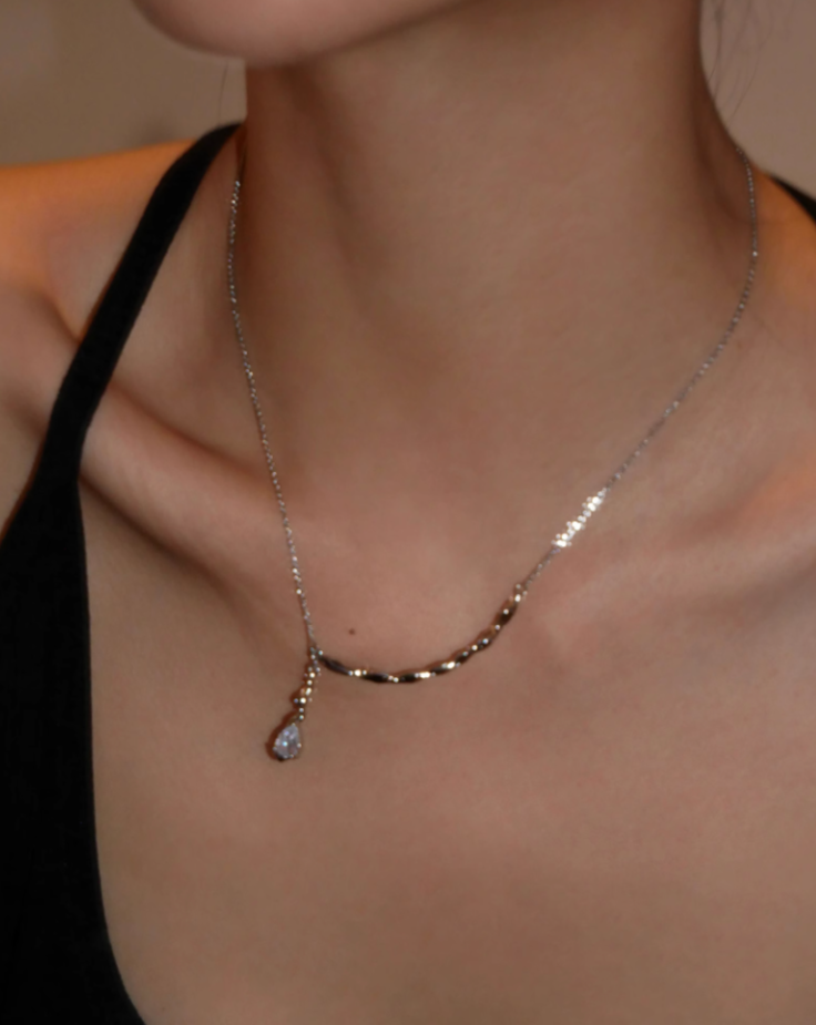 Teardrop silver necklace