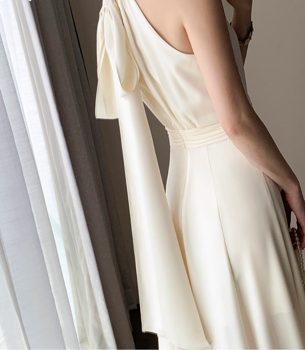 Back ribbon halterneck dress